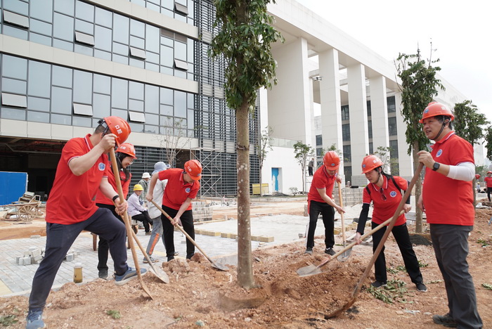 春暖三月学雷锋 植树护绿我先行——广西医科大学附属口腔医院组织新院植树活动 第 1 张