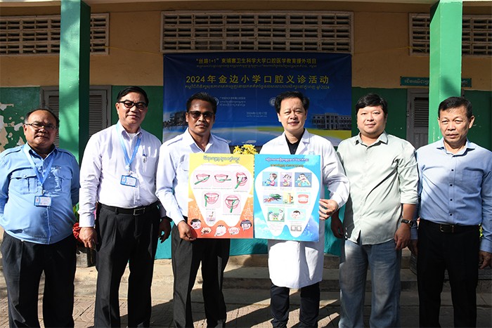 廖红兵院长向小学校长赠送口腔健康教育资料(医院后台).jpg