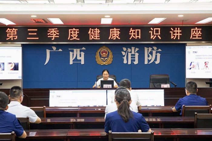 图2 邱荣敏主任讲授牙痛的知识.jpg 图2 邱荣敏主任讲授牙痛的知识.jpg