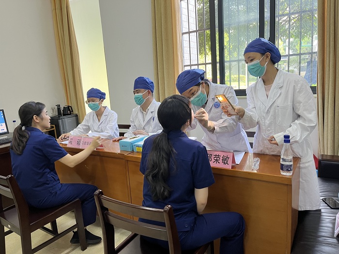 图4-2 口腔义诊现场 .jpg 图4-2 口腔义诊现场 .jpg