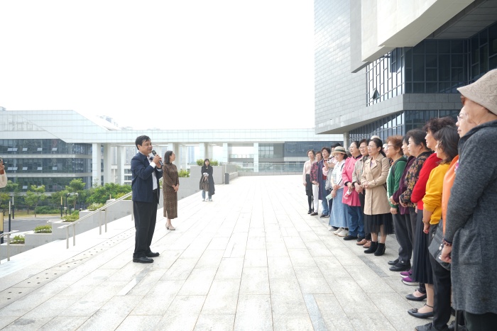 3 离退休职工认真聆听讲话_1.JPG