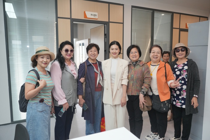 7 工会副主席杨沛璐带离退休老同志参观行政科室_1.JPG