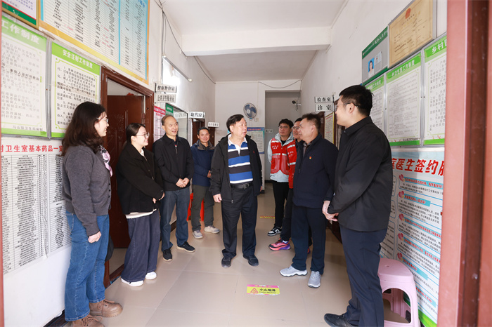 广西医科大学副校长陈俊强带队赴龙琴村开展乡村振兴调研暨帮扶慰问活动 第 2 张