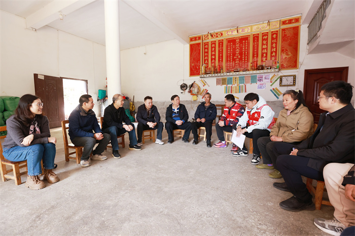 广西医科大学副校长陈俊强带队赴龙琴村开展乡村振兴调研暨帮扶慰问活动 第 3 张