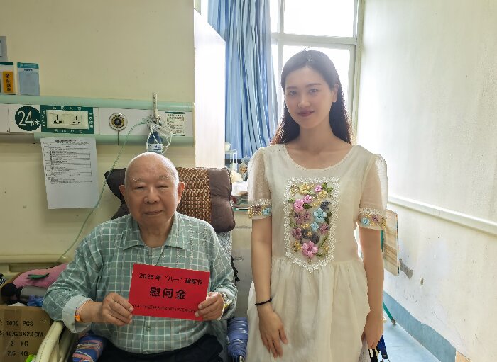 共话军民情 聚力促发展 ——广西医科大学附属口腔医院开展“八一”建军节慰问 第 2 张