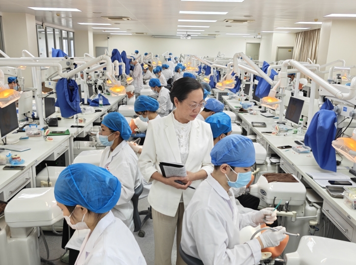 分管教学副院长农晓琳督导实践课程.jpg