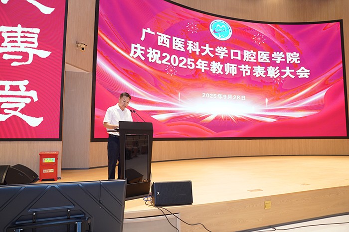 李松峰副书记宣读表彰文件.JPG