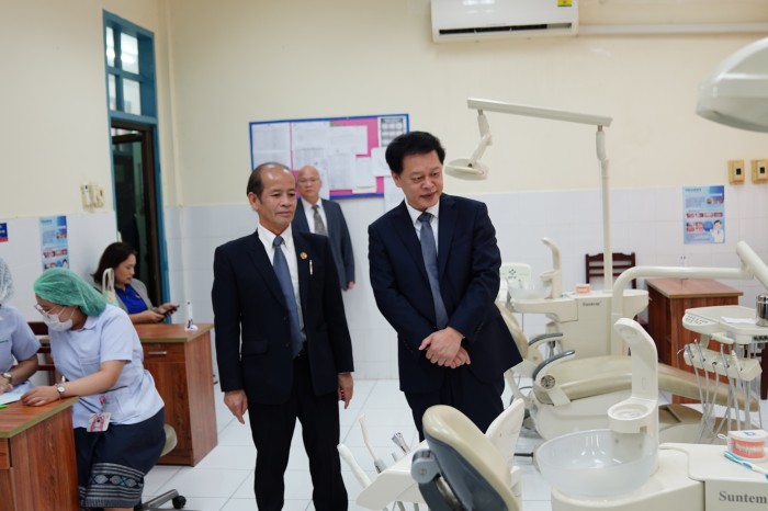 2. 参观老挝卫生科学大学口腔医学院_副本.jpg 2. 参观老挝卫生科学大学口腔医学院_副本.jpg