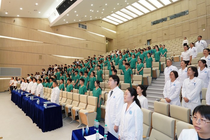 白衣启新程 誓言励青春——我院举办2022级本科生白袍授予仪式 第 1 张