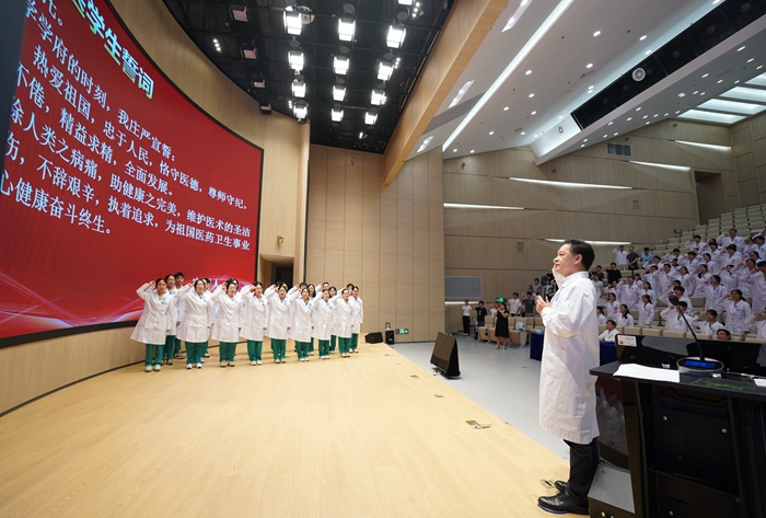 廖红兵领誓.jpg