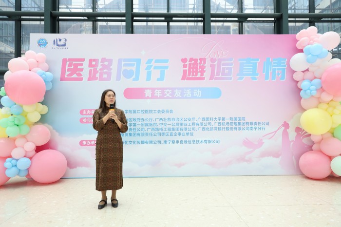 2医院工会主席、副院长卢小玲讲话2_副本.jpg