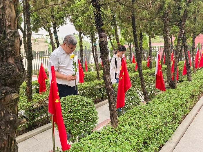 缅怀先烈 赓续精神——我院口腔综合科党支部与离退休党支部联合开展主题党日活动 第 2 张