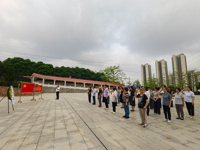 缅怀先烈 赓续精神——我院口腔综合科党支部与离退休党支部联合开展主题党日活动 第 3 张