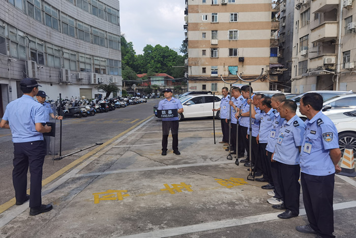 警医联动筑防线 筑牢医院安全屏障——我院联合滨湖派出所开展治安保卫及应急处突演练 第 3 张
