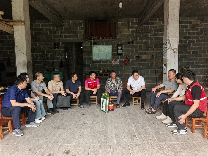 广西医科大学党委常委、副校长唐卫中带队赴龙琴村开展乡村振兴调研暨帮扶慰问活动 第 1 张