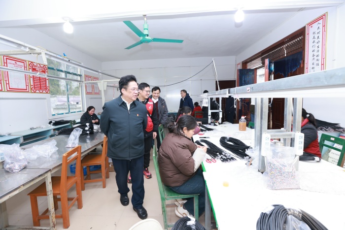 校领导带队赴广西医科大学附属口腔医院定点帮扶村开展遍访调研暨春节慰问活动 第 3 张