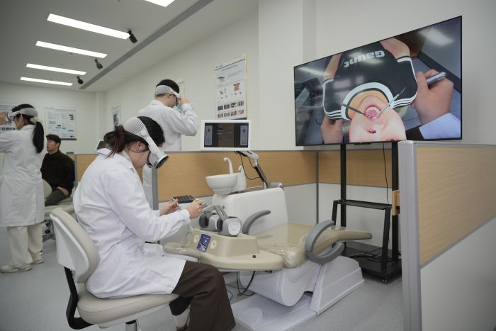 虚实融合革新口腔教学！我院口腔医学本科教学在国内率先开设口腔空间计算虚实融合模拟培训课程 第 2 张