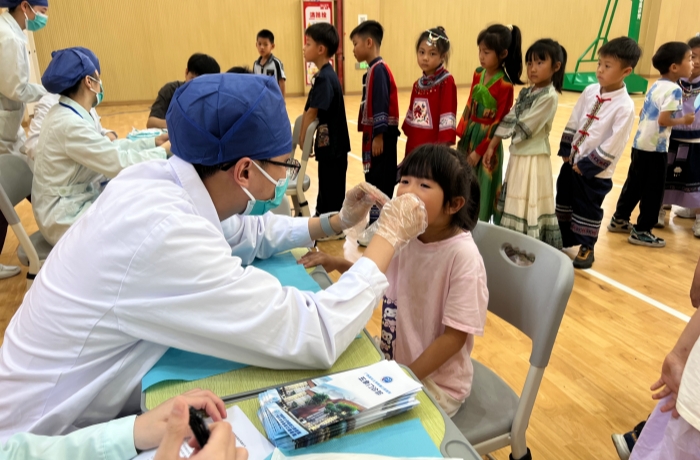 民族团结润童心 健康口腔伴成长——我院儿童口腔科医护团队走进天桃实验学校青运校区开展主题实践活动 第 3 张