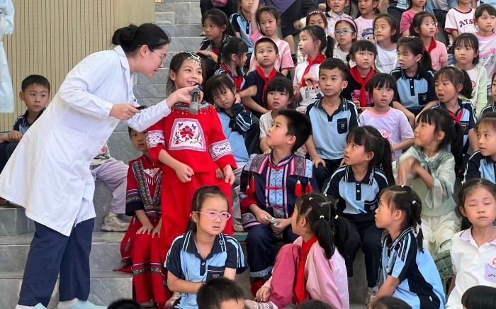 民族团结润童心 健康口腔伴成长——我院儿童口腔科医护团队走进天桃实验学校青运校区开展主题实践活动 第 2 张