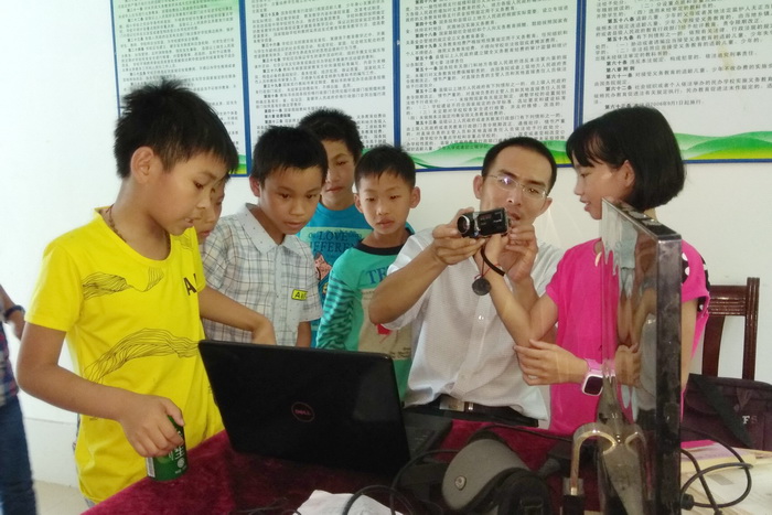 第一书记玉琨教龙琴小学同学们使用3D摄像机.jpg