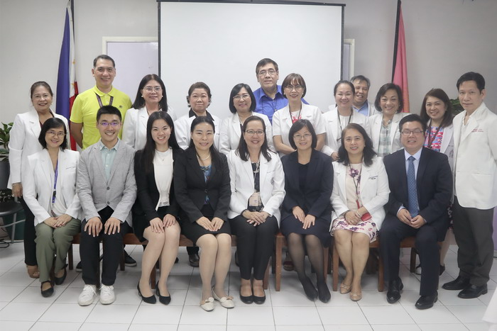 4. 代表团与菲律宾中央大学口腔医学院代表合影_700.jpg